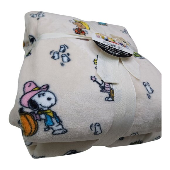 Peanuts VelvetLoft Halloween Snoopy Twin Blanket 60x90" Pumpkin By Berkshire - Picture 4 of 10